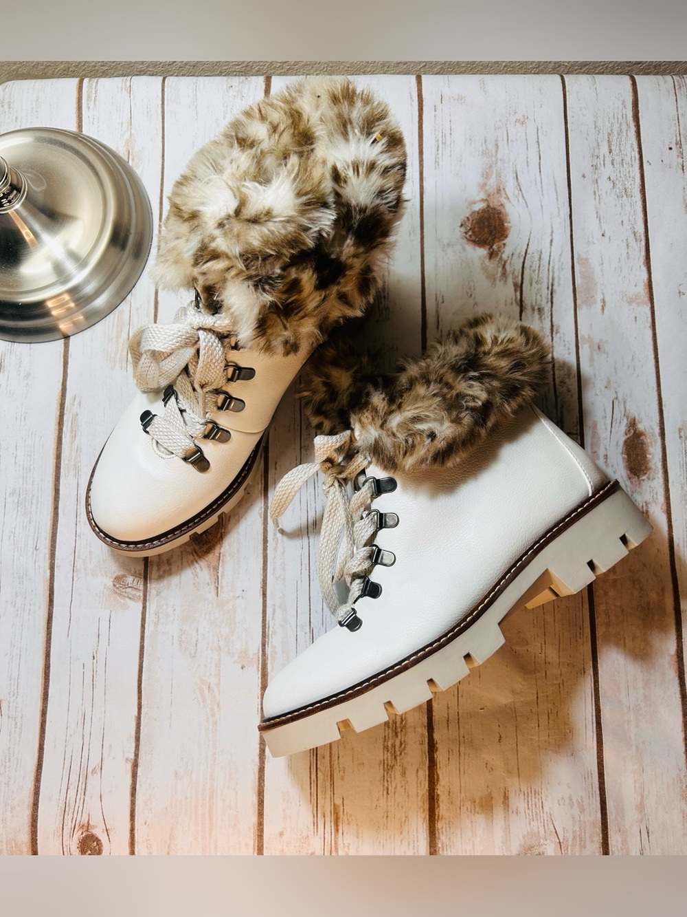 White Mountain Cheetah Lined Faux Fur White Lug Lace Up Boots Women’s Size 9